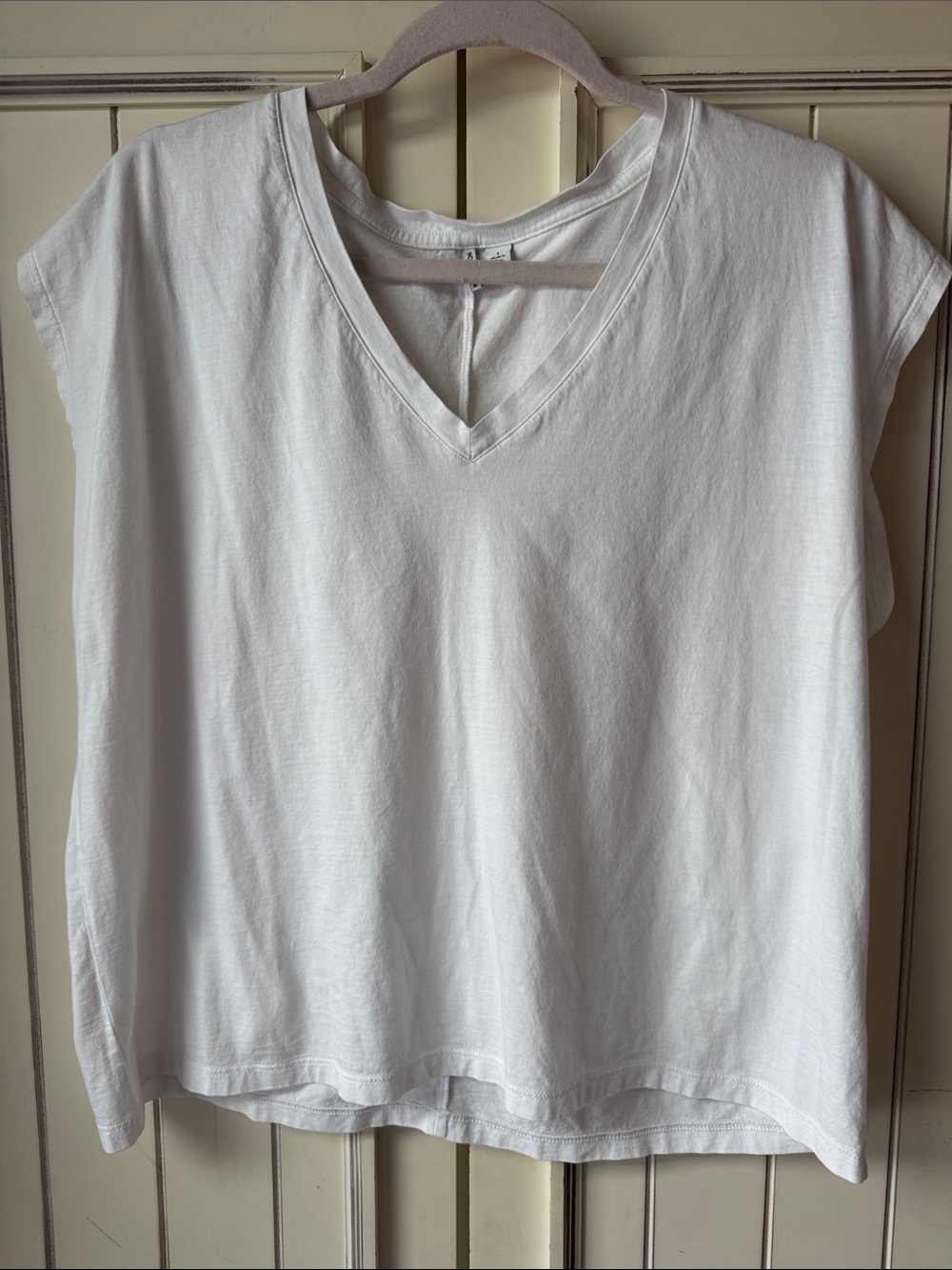 Nordstrom White V-Neck Sleeveless Tank